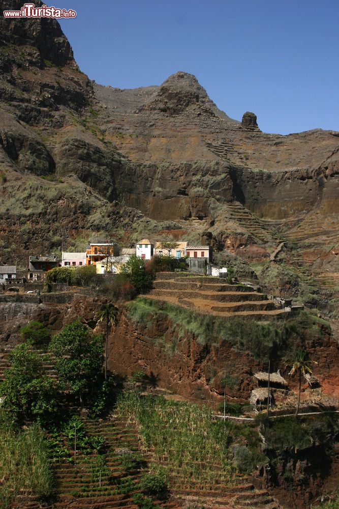 Immagine Fontainhas è un piccolo villaggio sull'isola di Santo Antão (Capo Verde) dedito soprattutto all'agricoltura a terrazzamenti.