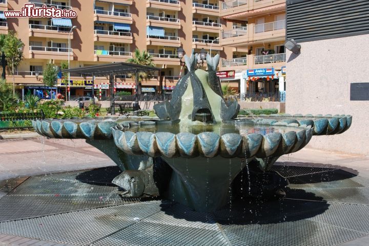 Immagine Fontana a forma di pesce in una piazza del centro storico di Fuengirola, Spagna - © Arena Photo UK / Shutterstock.com