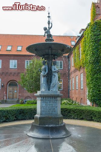 Immagine Una fontana nel centro di Aalborg, la quarta città per dimensioni della Danimarca - foto © Arth63 / Shutterstock.com