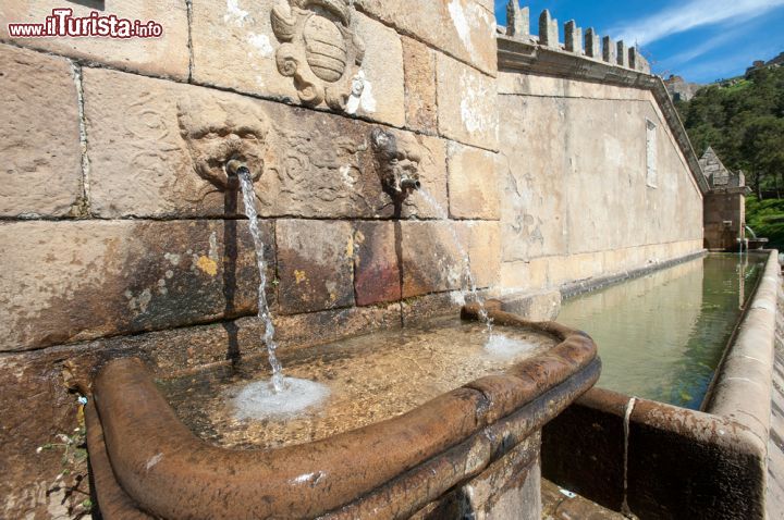 Immagine Particolare dell'abbeveratoio della SS.Trinità, con le due fontane laterali in pietra. Siamo nel borgo di Geraci Siculo (PA).