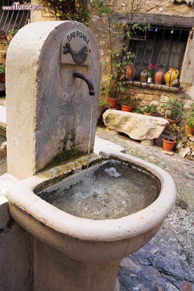 Immagine Una fontana di acqua fresca nel centro del paese di Saint-Paul-de-Vence, Francia.