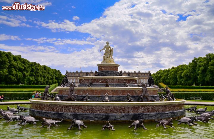 Immagine Fontana al palazzo "Herrenchiemsee" di Ludwigsburg, Germania - © clearlens / Shutterstock.com