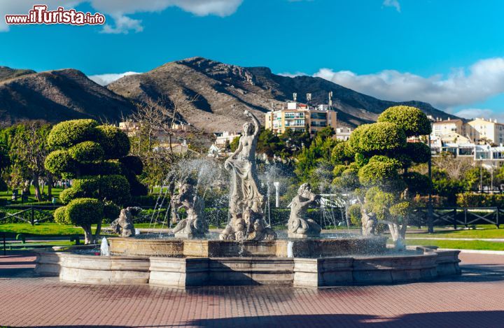 Immagine Fontana al parco La Bateria di Torremolinos, Spagna. Una delle belle fontane in marmo che abbelliscono il giardino La Bateria situato in avenida del Carmelo  - © Alexander Tihonov / Shutterstock.com