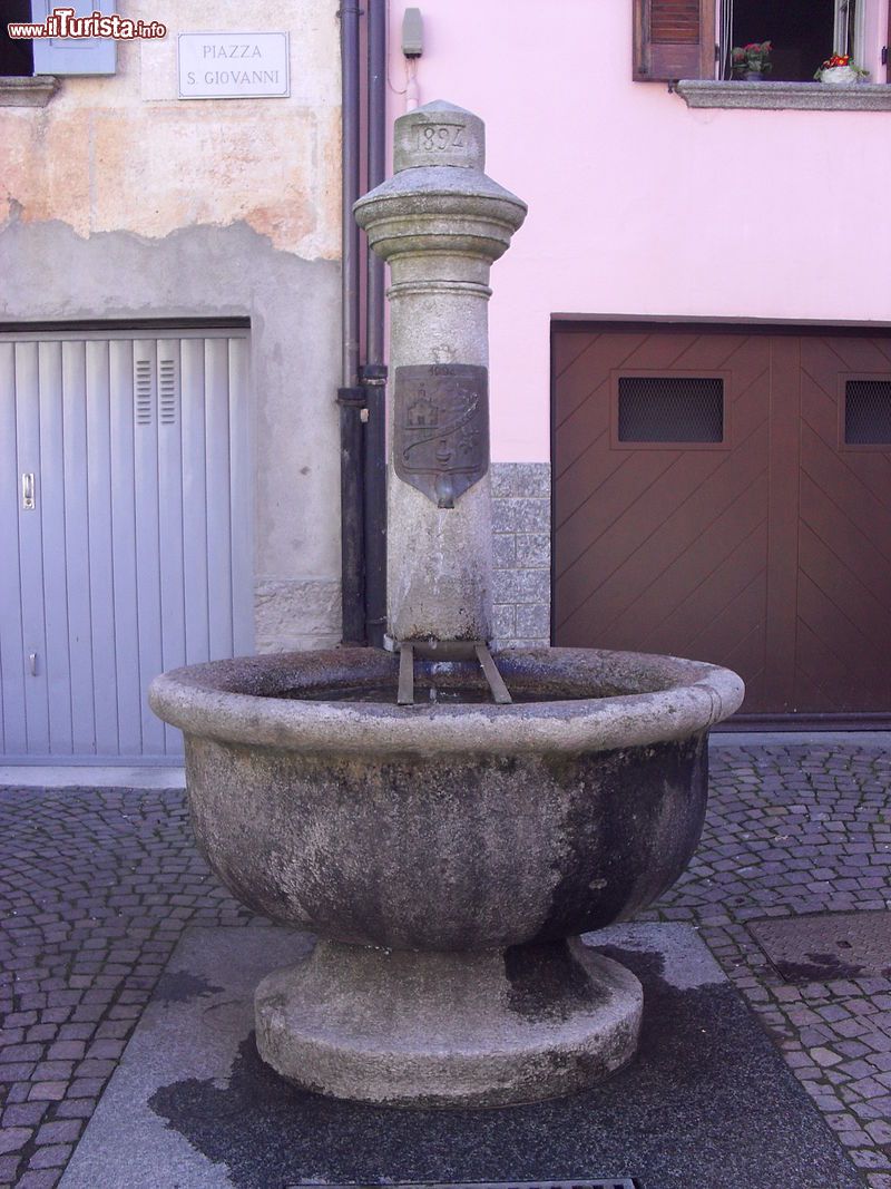 Immagine Fontana antica in piazza San Giovanni a Schignano, Lago di Como (Lombardia) - © Pifoyde - CC BY-SA 3.0, Wikipedia