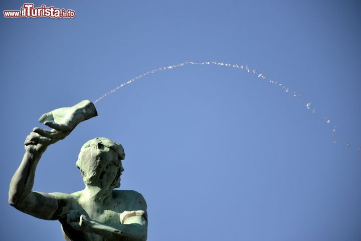 Immagine Fontana di Silvius Brabo, Anversa: si trova al centro di Grote Markt, la piazza principale, e ritrae il soldato romano Silvius Brabo nell'atto di gettare la mano tagliata del gigante Druon Antigoon appena sconfitto.