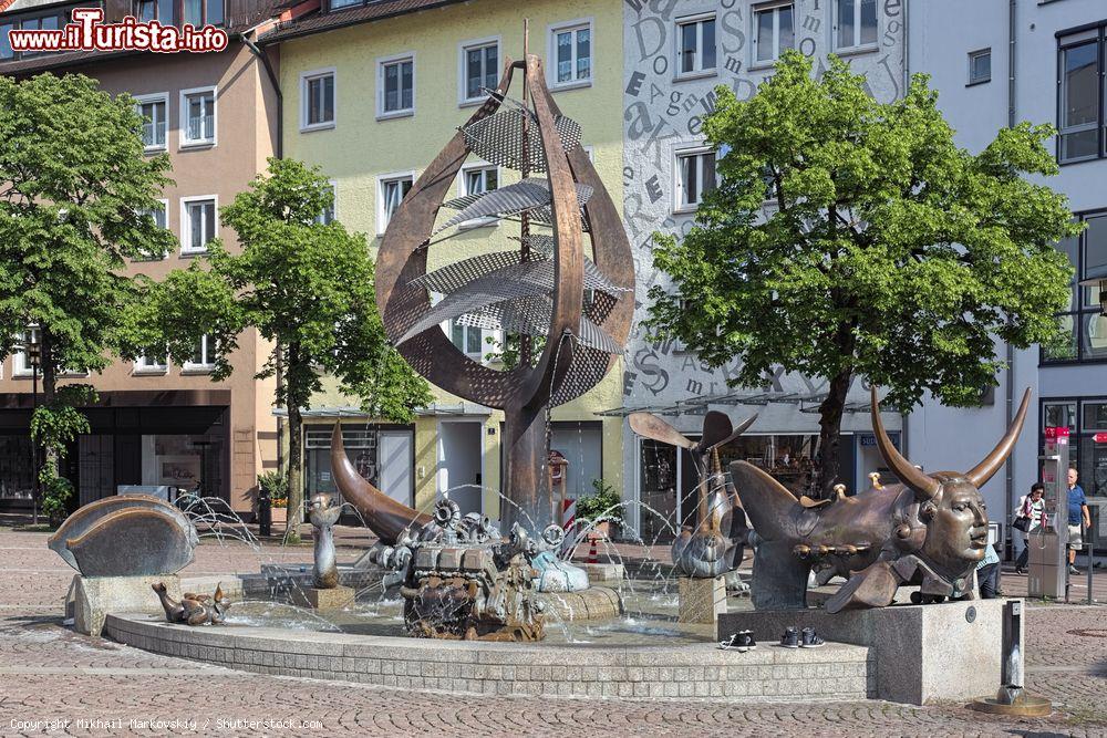 Immagine La Buchhornbrunnen, creata da Gernot Rumpf e inaugurata nel 2001 per celebrare la fondazione di Friedrichshafen nel 1811 dall'allora città di Buchhorn - © Mikhail Markovskiy / Shutterstock.com