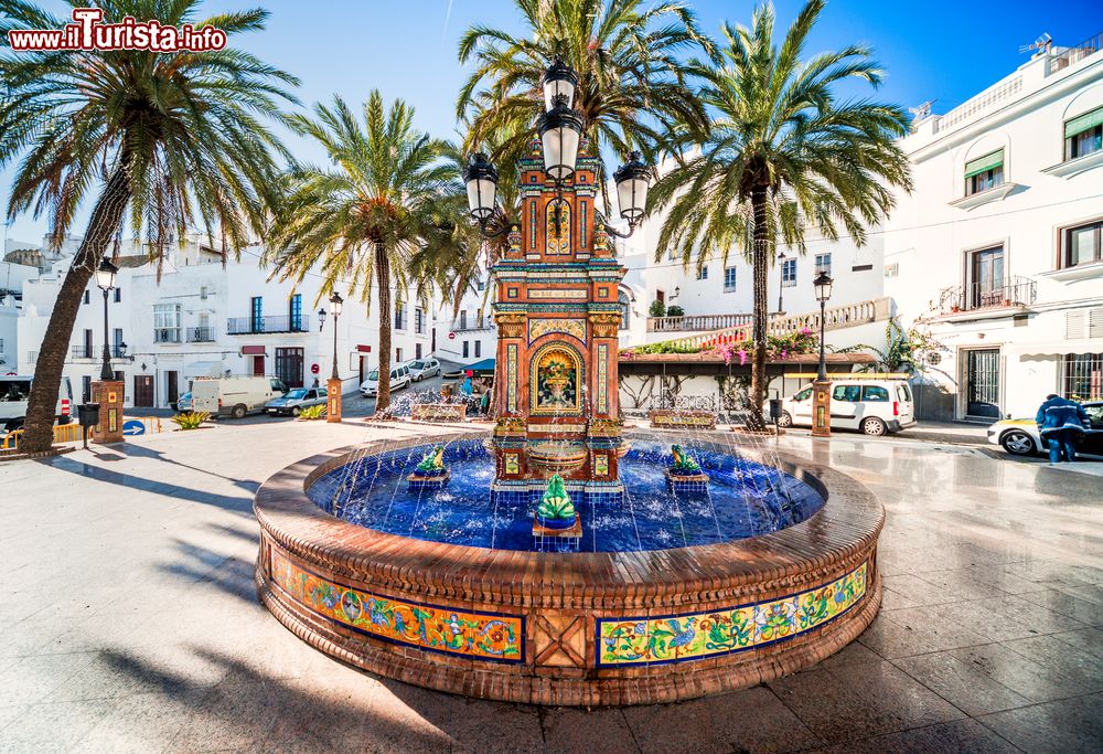 Immagine La fontana con piastrelle in ceramica colorata al centro di Plaza de Espana a Vejer de la Frontera, Andalusia, Spagna.