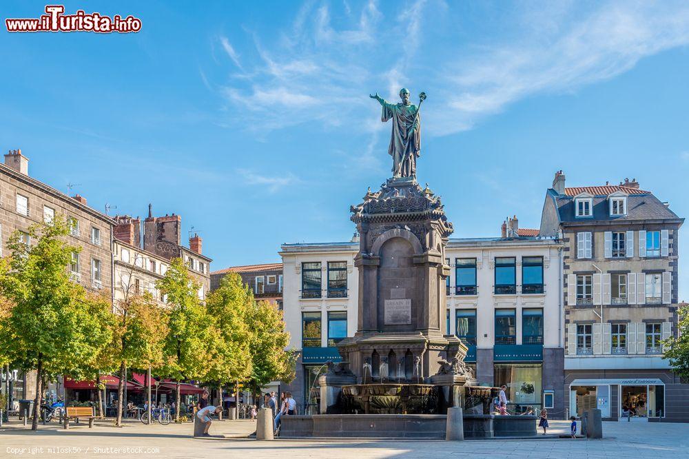 Immagine Fontana con statua di Urbano II° in Place Victoire a Clermont-Ferrand, Francia - © milosk50 / Shutterstock.com