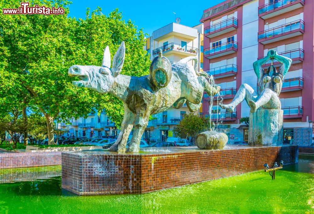 Immagine Fontana con un asino che corre nella città di Marsala, Sicilia.