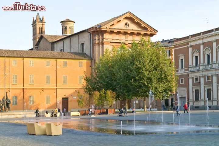 Immagine Fontana con zampilli d'acqua a Reggio Emilia, Emilia Romagna. - © ppl / Shutterstock.com