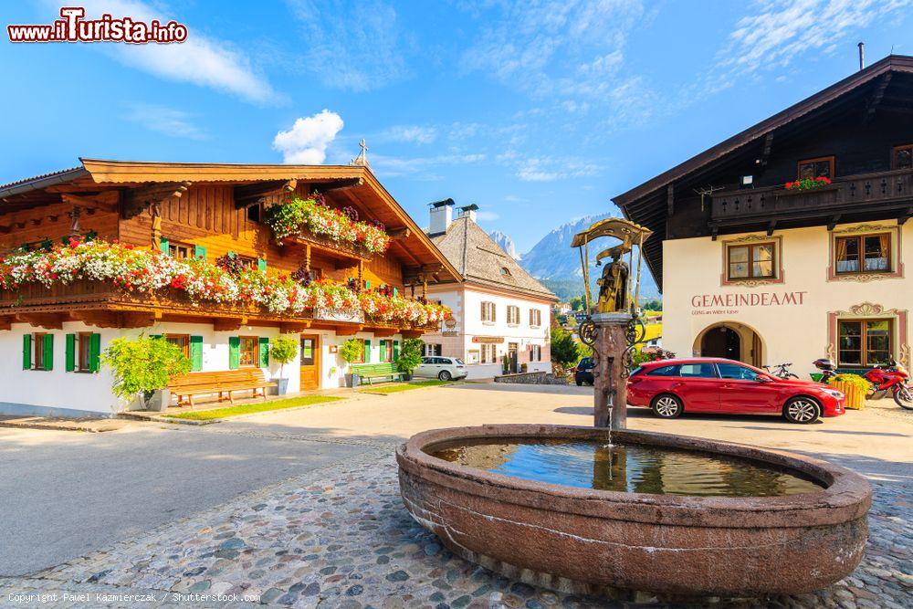 Immagine Fontana d'acqua nella piazzetta di Going am Wilden Kaiser, villaggio del Tirolo (Austria). Questo paesino è un'amata meta vacanziera sia d'estate che d'inverno - © Pawel Kazmierczak / Shutterstock.com