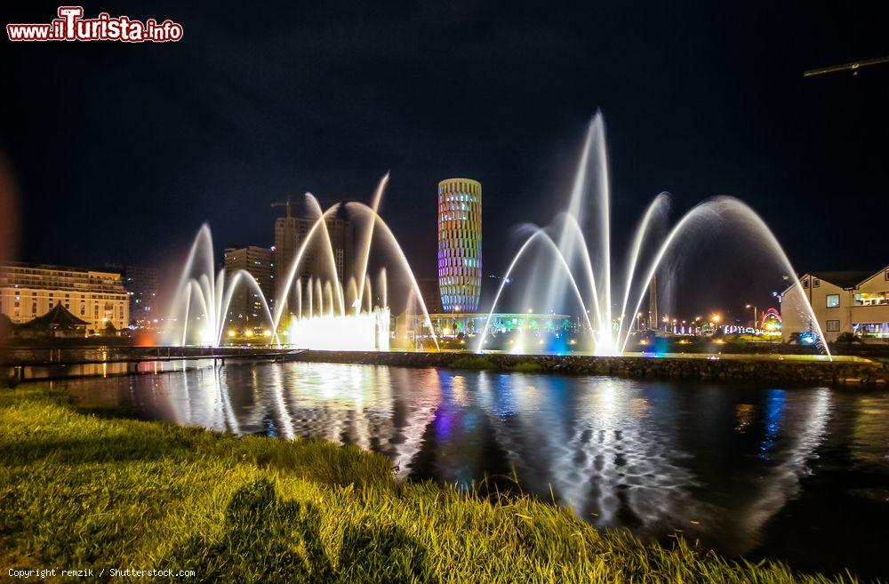 Immagine La fontana danzante sul lago di Ardagani a Batumi, Georgia. Luci e zampilli musicali sono stati installati nel 2009 - © remzik / Shutterstock.com