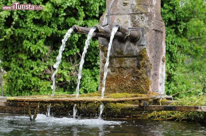 Immagine Fontana del XVII secolo nel centro di Hunawih, Francia - © Philippe Hallé / iStockphoto LP.