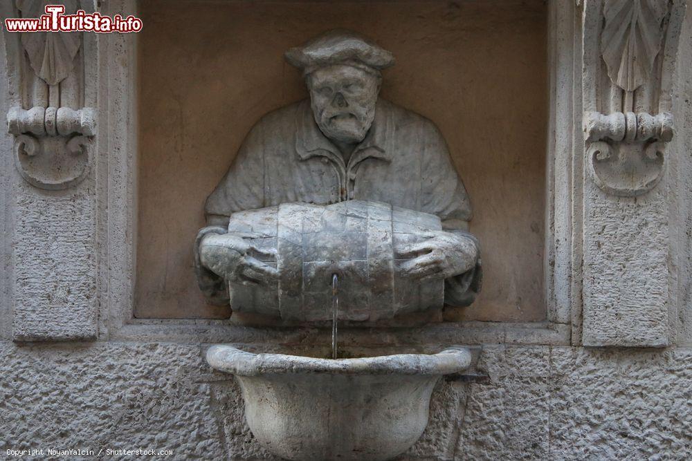 Immagine Fontana del Facchino a Roma - © NoyanYalcin / Shutterstock.com