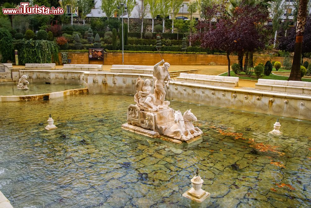 Immagine Fontana del Re nel centro di Priego de Cordoba, Spagna. La costruzione venne iniziata nel XVI° secolo e terminata nel XIX°. A progettarla in stile barocco fu Remigio del Marmol che la volle a forma allungata con tre bacini su livelli diversi. E' stata dichiarata monumento nazionale.