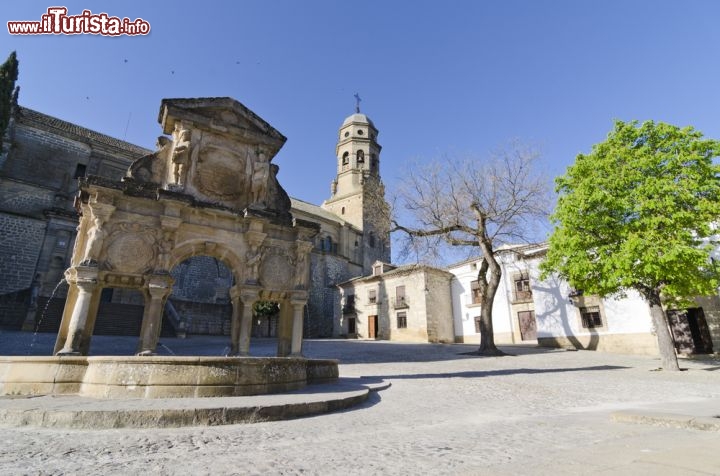 Immagine La bella fontana del seminario di San Filippo Neri in piazza Santa Maria a Baeza, Andalusia, Spagna - © villorejo / Shutterstock.com