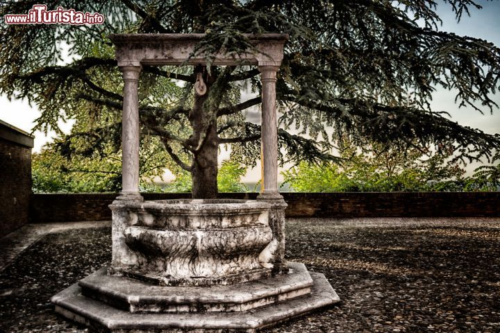 Immagine Fontana della fortezza di Longiano, Emilia Romagna, Italia. Di particolare interesse nel castello malatestiano è la fontana dei Veneziani risalente al XVI° secolo, pregevole manufatto testimone della seppur breve dominazione della Repubblica di Venezia in questi territori - © GoneWithTheWind / Shutterstock.com