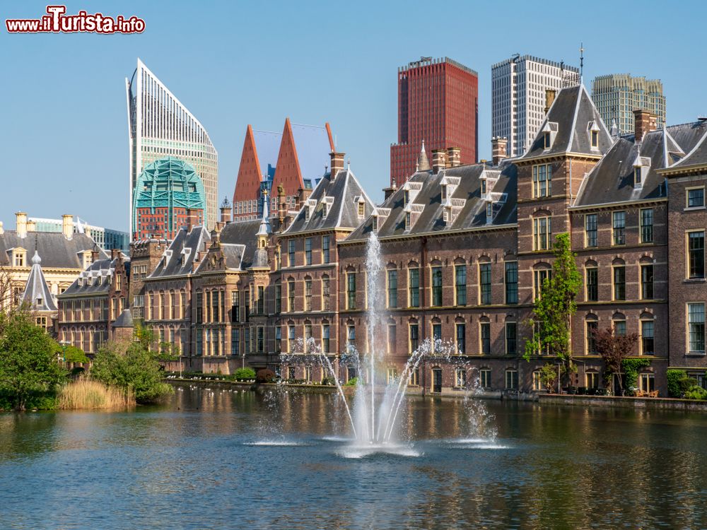 Immagine Fontana di fronte al Parlamento olandese a L'Aia. Il Binnenhof è la più antica sede al mondo di parlamento ancora in uso. Sullo sfondo, la skyline della città.