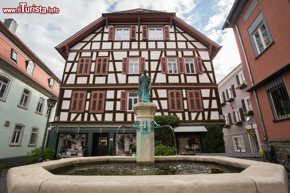 Immagine Fontana e casa medievale nel centro di Kronberg im Taunus in Germania