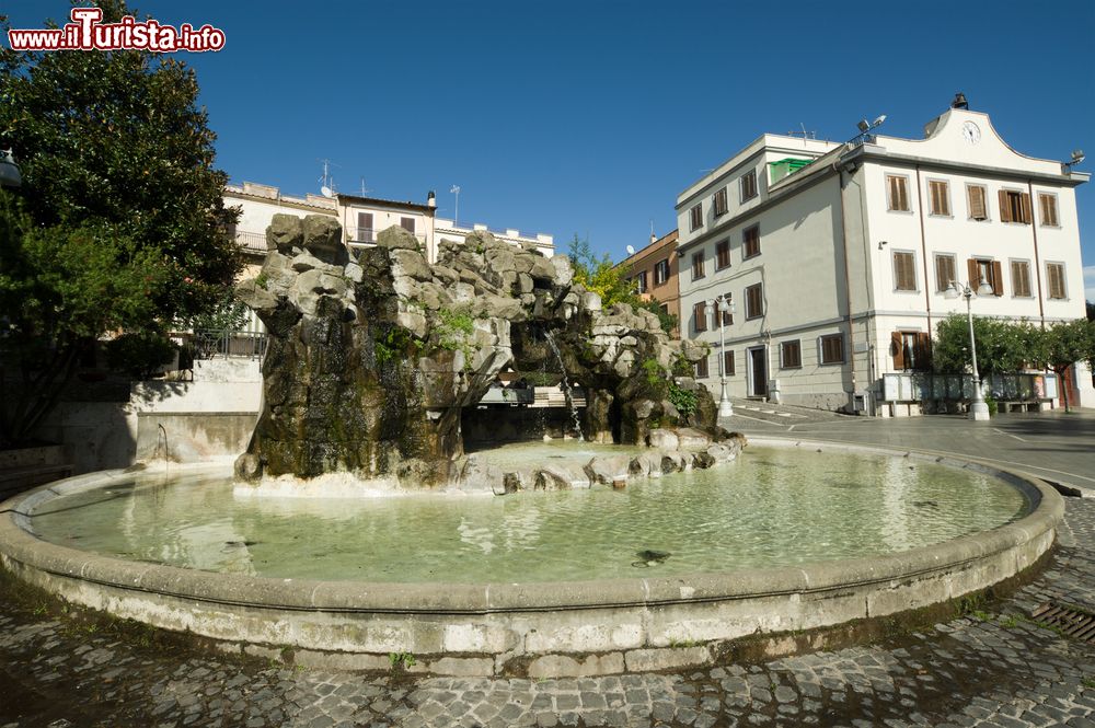 Immagine Fontana e rovine archeologiche a Lanuvio nel Lazio