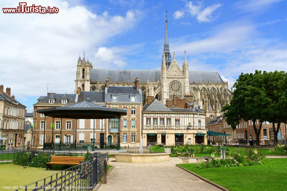 Immagine Un'area verde con la fontana e sullo sfondo la cattedrale di Nostra Signora di Amiens, Francia. Costruita fra il 1220 e il 1266, con i suoi 7 mila metri quadrati di superficie è la più grande di Francia - © Massimiliano Pieraccini / Shutterstock.com