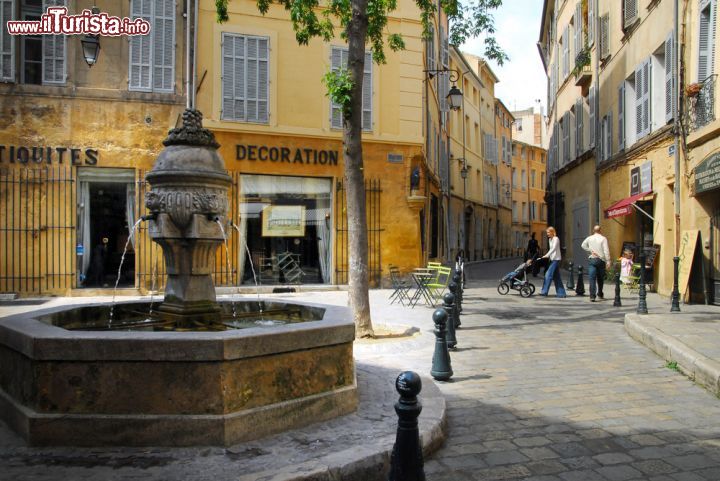 Immagine Fontana in centro ad Aix-en-Provence, Francia - Sono uno degli elementi decorativi che caratterizzano la cittadina provenzale: graziose fontane, di ogni dimensione, si possono trovare in molti angoli del centro storico di Aix © ChameleonsEye / Shutterstock.com