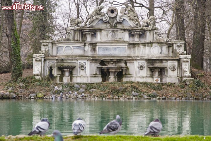 Immagine La Fontana del Trianon: un'isola barocca immersa nella natura - il Parco Ducale di Parma, monumentale oasi di pace e natura del quartiere Oltretorrente, ospita, tra le altre cose, questa bellissima fontana settecentesca in marmo di carrara, le cui forme curve e armoniche rimandano a quel barocco che tanto ha influenzato l'arte e l'architettura italiana. La fontana, inizialmente destinata alla reggia dei duchi Farnese, è stata spostata agli inizi dello scorso secolo al centro della peschiera del parco. - © Kizel Cotiw-an / Shutterstock.com