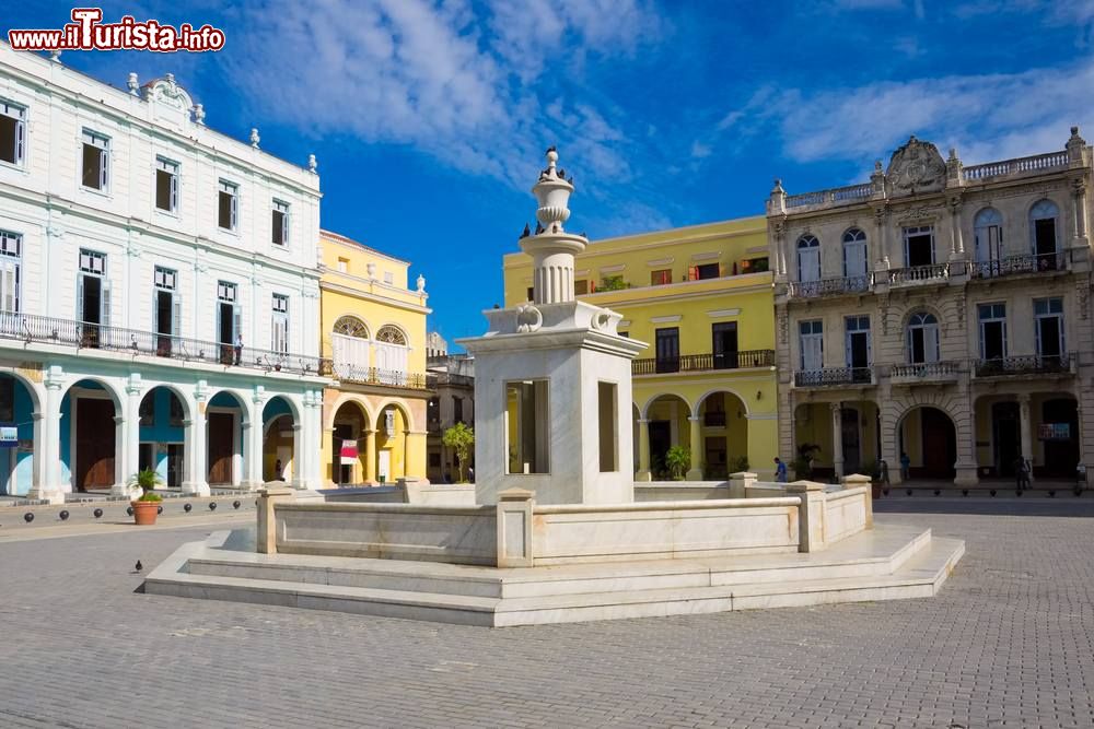 Immagine Fontana in centro a Plaza Vieja, il cuore coloniale della capitale di Cuba, L'Avana.