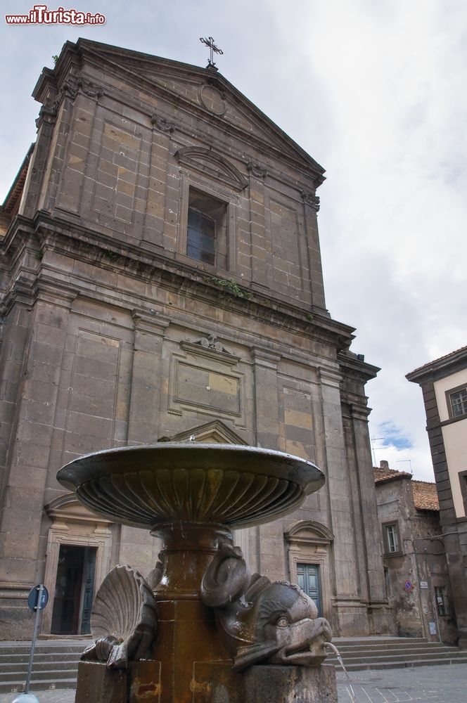 Immagine Fontana in piazza Umberto I° nel centro di vetralla, Lazio. Sullo sfondo, il duomo cittadino.