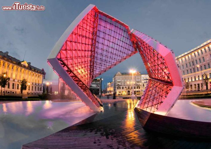 Immagine Fontana di piazza Wolnosci a Poznan, Polonia - La fontana futuristica che abbellisce Piazza della Libertà a Poznan, costruita su una pianta rettangolare con dimensioni che vanno dagli 85 ai 205 metri  © Radoslaw Maciejewski / Shutterstock.com