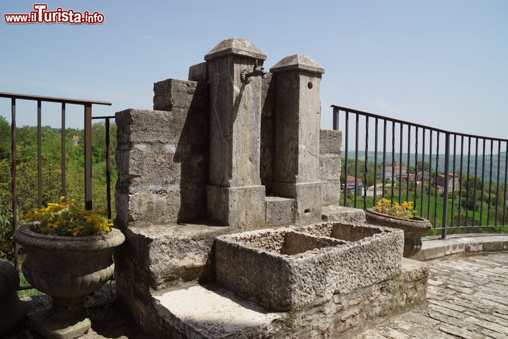 Immagine Una fontana in pietra a Pietrelcina, provincia di Benevento, Campania. Siamo su una collina a circa 340 metri di altitudine sulla destra del fiume Tammaro.