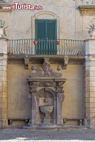 Immagine Fontana in pietra nel centro storico di Tuscania, provincia di Viterbo, Lazio.