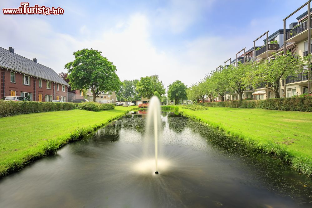 Immagine Fontana in uno stagno nei pressi di case residenziali a Zoetermeer, Olanda, nel quartiere di Het Dorp.