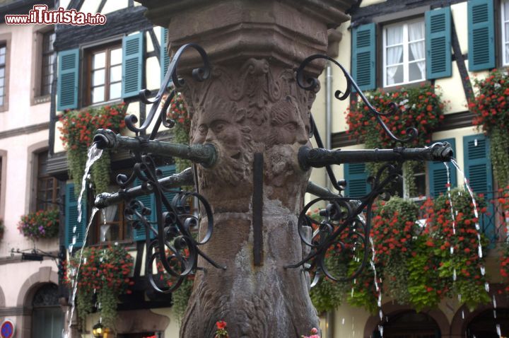 Immagine Francia: un'antica fontana nella cittadina di Kaysersberg, uno dei più bei borghi dell'Alsazia - foto © Pack-Shot / Shutterstock.com