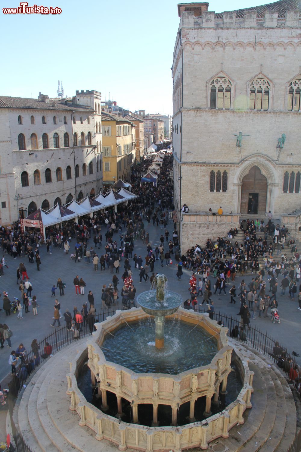 Immagine Fontana Maggiore, Palazzo dei Priori e Corso Vannucci a Perugia durante il festival di Eurochocolate - © www.eurochocolate.com