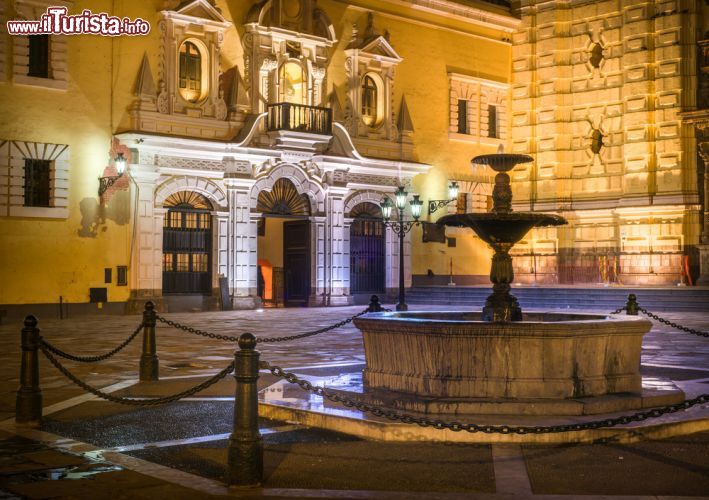 Immagine La fontana nella piazza antistante il Monastero di San Francisco a Lima (Perù). La chiesa si trova ad appena un isolato dal río Rímac, il fiume che attraversa la capitale peruviana - foto © Christian Vinces