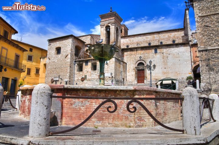 Immagine La fontana monumentale nel centro del borgo di Narni in Umbria - © Mi.Ti. / Shutterstock.com