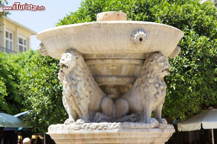 Immagine Fontana Morosini a Heraklion, Creta - In piazza Venizelou, in pieno centro ad Heraklion, si trova la fontana Morosini fatta erigere nel 1628 dal comandante veneziano Francesco Morosini nello stesso luogo in cui sorgeva già una fontana del XIV° secolo. E' circondata da otto vasche decorate con figure tratte dalla mitologia greca, ninfe, delfini, tritoni e mostri marini, mentre la vasca principale è sostenuta da 4 leoni. Secondo la tradizione nel centro della fontana si trovava anche una stuata del Nettuno con il tridente che sarebbe però stata distrutta da un terremoto all'epoca del dominio turco © Stefan Delle / Shutterstock.com