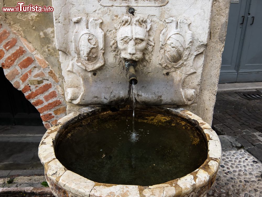 Immagine Una fontana nel centro di Asolo (Treviso), soprannominata "la città dai Cento Orizzonti" da Giosué Carducci.