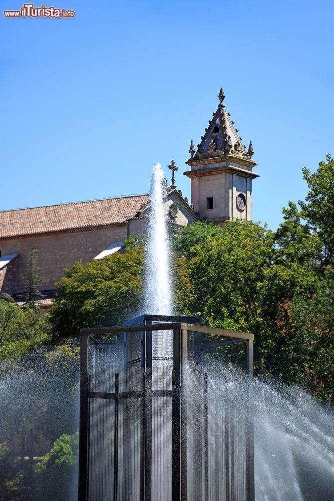Immagine Fontana nel centro di Guadalajara con il campanile della chiesa del Forte sullo sfondo, Spagna.