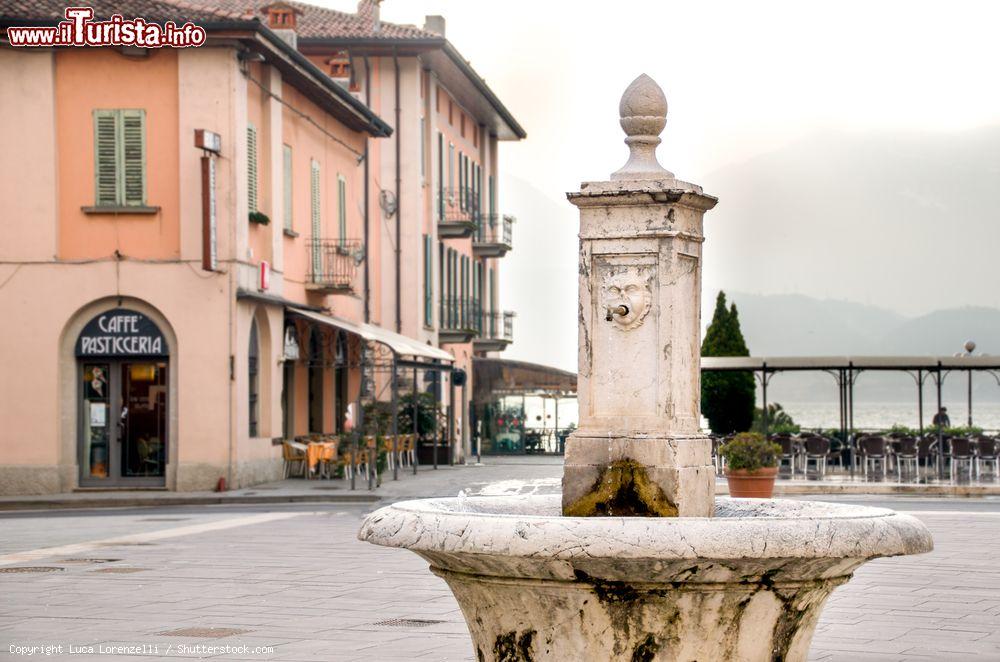 Immagine Fontana nel centro di Pisogne sul Lago di Iseo - © Luca Lorenzelli / Shutterstock.com