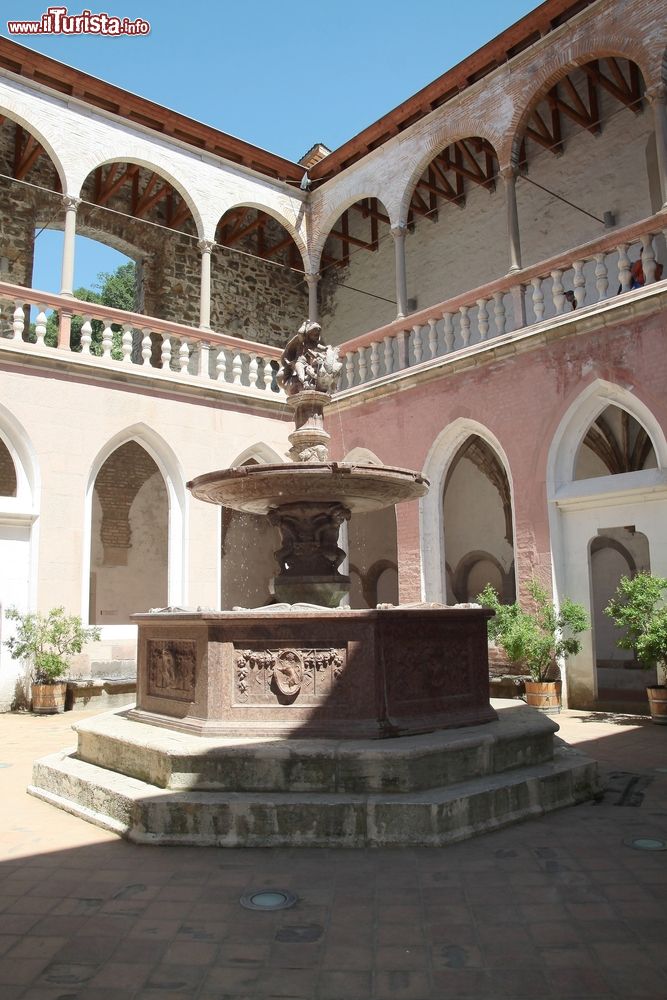 Immagine Fontana nel cortile interno di un antico castello a Visegrad, Bosnia e Erzegovina.