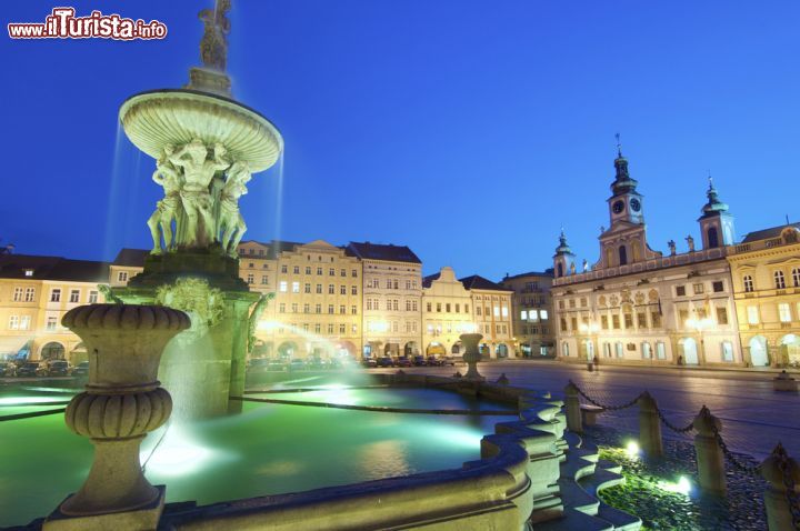 Immagine La fontana Samson nella piazza centrale di Ceske Budejovice, città che sorge alla confluenza dei fiumi Vltava e Malše, in Repubblica Ceca - foto © pedrosala / Shutterstock.com