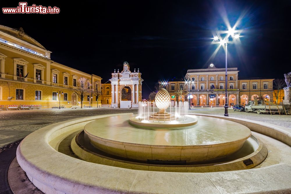 Immagine La fontana in  piazza Ganganelli a Santarcangelo di ROmagna, fotografata di notte