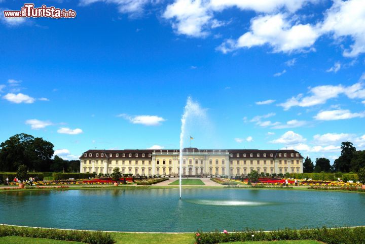 Immagine Fontana nello stagno di fronte al palazzo reale di Ludwigsburg, Baden-Wurttemberg, Germania - © Yuriy Davats / Shutterstock.com