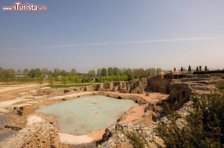 Immagine La fontana sita all'interno del Parco di Venaria Reale, Torino (Piemonte) - Un'importanza speciale veniva data agli specchi d'acqua e in generale agli artifici con elementi idrici come protagonisti. Questo, in pieno gusto francese, riflette la scelta di affiancare a maestosi edifici progettati da illustri architetti del panorama Sei-Settecentesco, delle forme arcaiche e primitive più semplici. Il risultato finale, come si vede dalla fotografia, regala un piccolo scenario da cui nascono riflessioni rupestri - © Marcella Miriello / Shutterstock.com