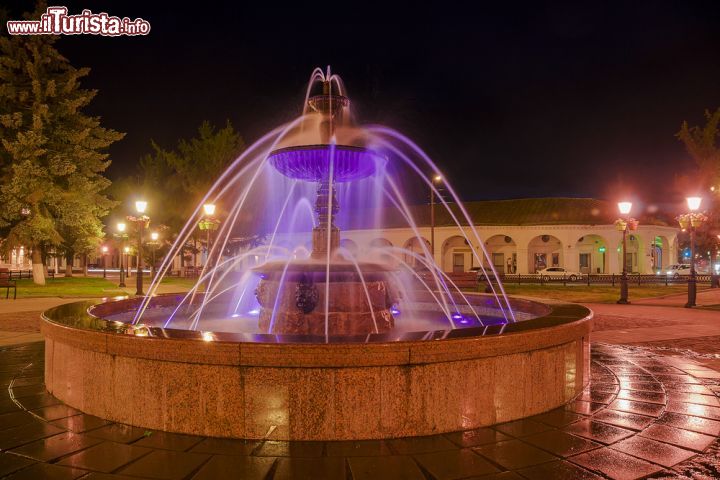 Immagine Il centro cittadino di Kostroma, caratterizzato da interessanti edifici di impronta classicista russa del XVIII° secolo, ospita anche una suggestiva fontana che al calar del sole illumina i getti d'acqua creando una singolare atmosfera nella piazza principale - © dimbar76 / Shutterstock.com