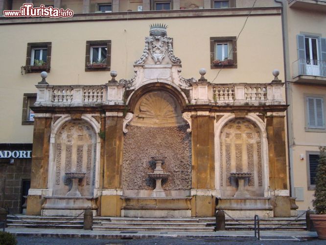 Immagine Fontana in Piazza San Pietro a Frascati (Lazio)- © LPLT - CC BY-SA 3.0 - Commons.