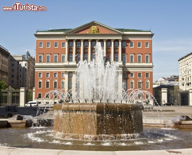 Immagine Fotografia della fontana di via Tverskaya a Mosca, Russia - Un palazzo governativo con di fronte una graziosa fontana da cui zampilla acqua  © Irina Afonskaya / Shutterstock.com