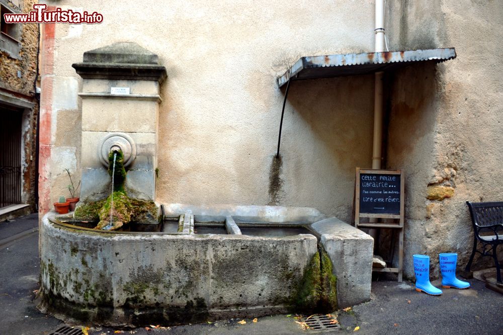 Immagine Una delle quattro fontane del villaggio di Lourmarin (dipartimento della Vaucluse, regione Provenza-Alpi-Costa Azzurra, Francia).